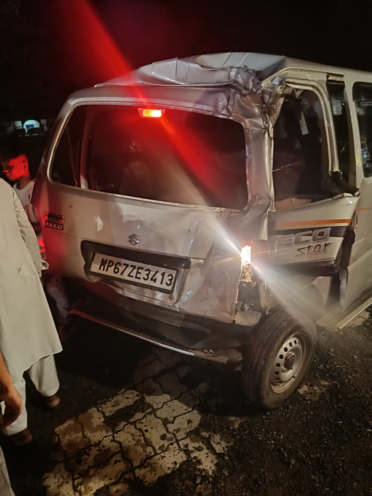 शिवपुरी नेशनल हाईवे-46 पर भीषण सड़क हादसा, अज्ञात ट्रक ने ईको कार को मारी टक्कर; 6 घायल, 3 गंभीर